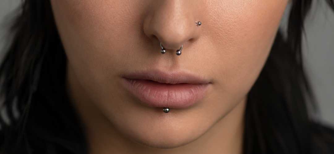 Piercing labret, Septum, Stud de Nez Image d'illustration montrant des piercing sur un visage