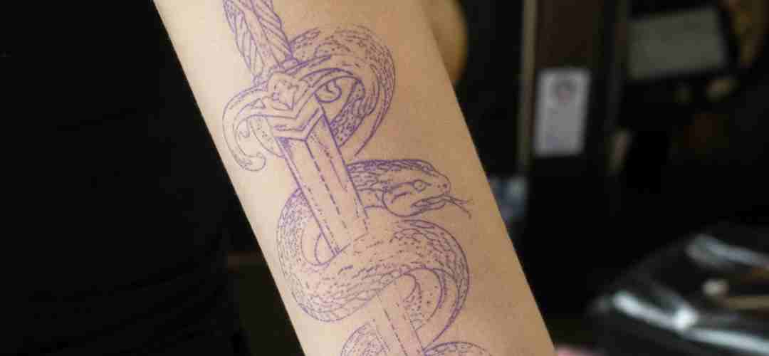 Stencil violet fait avec un thermocopieur placé sur la peau Stencil de tatouage placé sur la peau