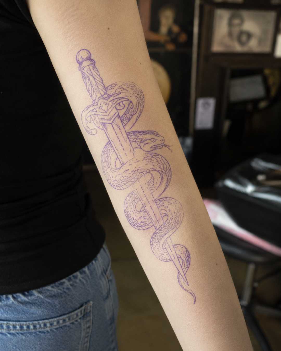 Stencil violet fait avec un thermocopieur placé sur la peau Stencil de tatouage placé sur la peau