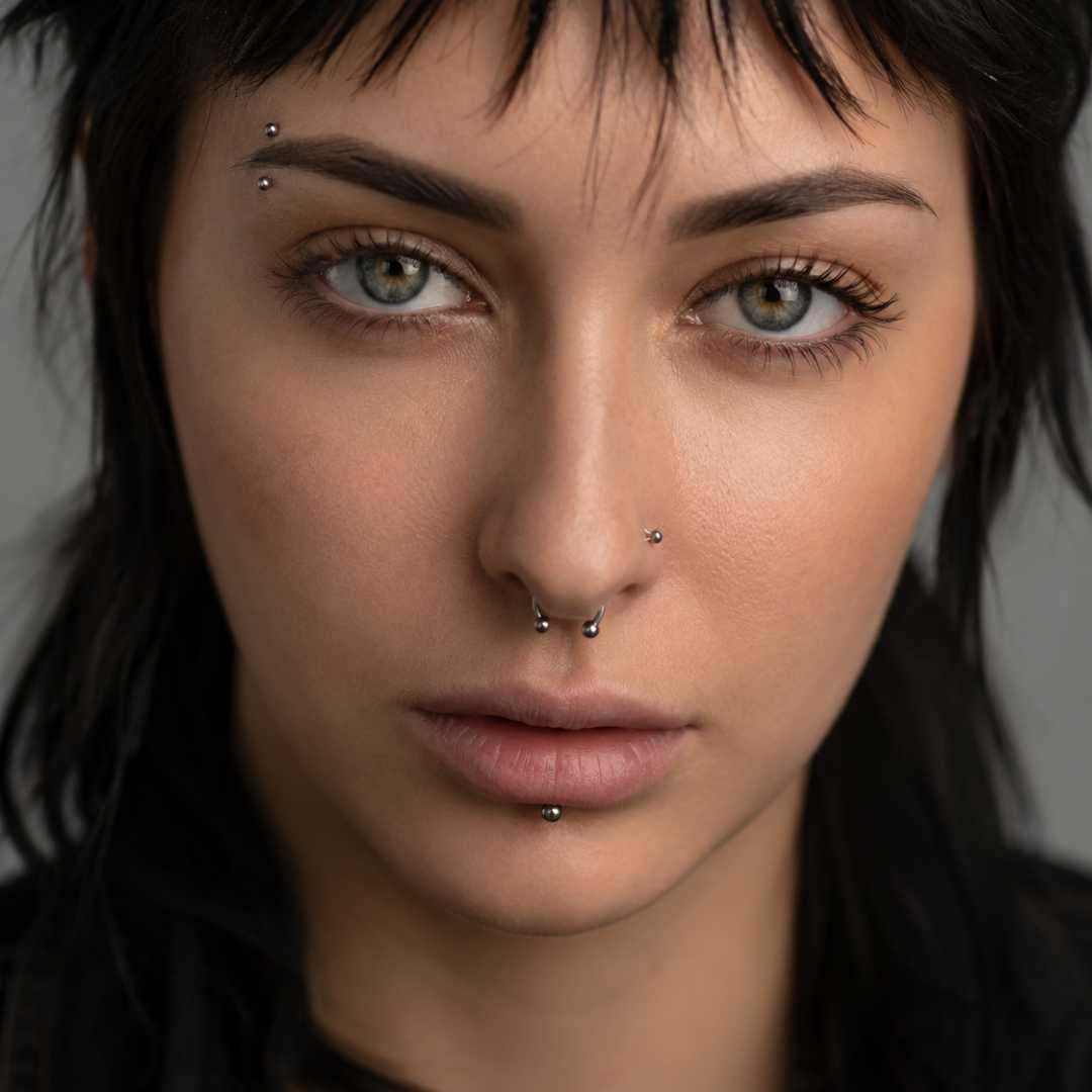 Piercing labret, Septum, Stud de Nez Image d'illustration montrant des piercing sur un visage